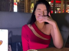 Пришла на свидание с ВИБРО ИГРУШКОЙ LUSH в киске, публично МАСТУРБИРОВАЛА под столиком 11/16