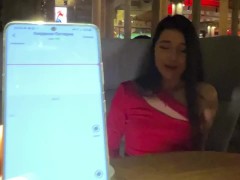 Пришла на свидание с ВИБРО ИГРУШКОЙ LUSH в киске, публично МАСТУРБИРОВАЛА под столиком 8/16