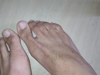 Vuile Piggy Feet / Lange Nagels (regenachtige Dag)