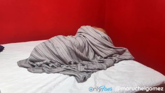 继妹欺骗他的继兄弟，他相信她是她的女朋友而操她