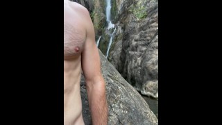 Peludo musculoso Guy meando en una cascada pública