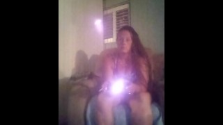 Filmando Upskirt Busty Milf enquanto ela joga videogame e fuma cigarros