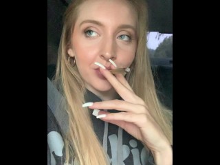 420セクシーなブロンドの女の子が車の中で巨大な関節を吸う喫煙フェチASMR // BLONDE BUNNY