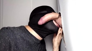 Homem hetero com pau curvo, peludo e precum volta ao gloryhole para descarregar o leite.