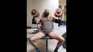 Trans Guy entrenamiento mostrando coño
