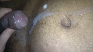 Je joue avec le prépuce de mon copain cum shot post orgasme éjaculation éjaculation