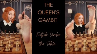 Gambito de The Queen - Footjob debajo de la mesa