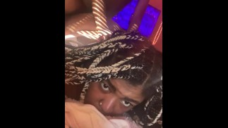 Мне нравится, как он хватает меня, запихивая этот большой член в эту тугую киску