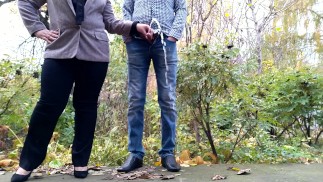 Великолепная милфа в деловом костюме держит мой член, пока я писаю