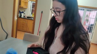 戴着眼镜的女仆使用屁股插头和远程振动器获得内部射精