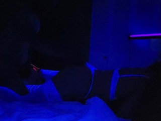 Бимбо Fuckdoll дает папе Blacklight Boudoir ночное обслуживание