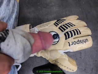 Cumming on Goalkeepergloves