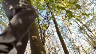 Travailler dans la cour arrière de ma putain de voisine chaude qui aime me regarder travailler et pisser souhaite qu’elle boive