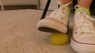 Witte Converse sneakers verpletteren eggball