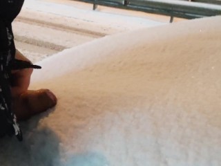 öffentlicher Spaziergang Im Winter Großen Schwanz in Jungfräulichen Schnee Tauchen