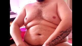 Brazilian Canadian gay bear jacks off and Cums to his neck 💦
