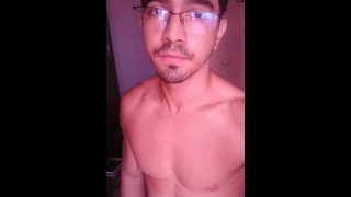 brasileño en forma masturbándose en su dormitorio