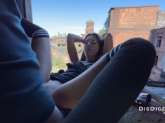Прогулка по заброшенному заводу закончилась жестким трахом для рок девушки