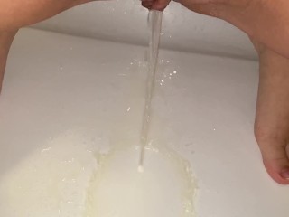 Быстрое мочеиспускание и сперма в ванной комнате соседа