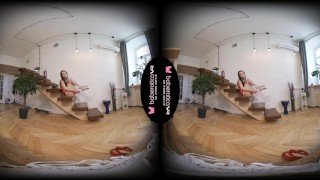 A líder de torcida morena solo Bloom Lambie desfruta de sua buceta gostosa com um vibrador em VR.