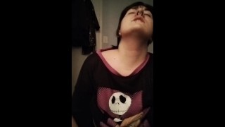Curvy goth gives blowjob and cums hard 