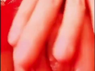 Se infla el coño con bomba de vacío, termina muy húmedo y en squirt