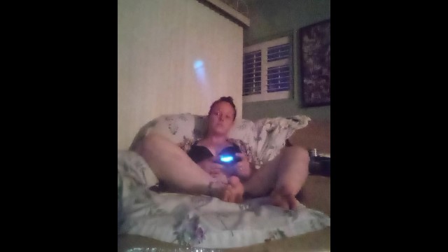Курение сигарет и видеоигры в черном бюстгальтере и трусиках Часть 7