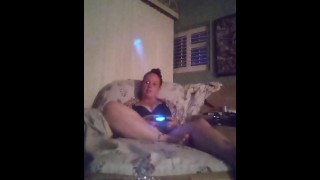 Fumando cigarros e jogando videogame na minha Black sutiã e calcinha Parte 9