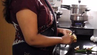 Mooie Indiase stiefmoeder met grote borsten geneukt in de keuken door stiefzoon