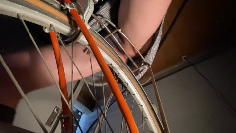 [Limited thigh fetish] Thighs digging into the carrier of a bicycle.