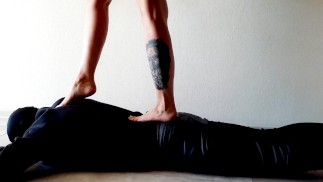 Piétinement. Dominatrix Nika marche sur le dos de son esclave les pieds nus
