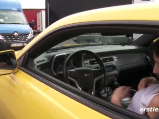 Ersties:Milena Macht Mit Ihrem Gelben Camaro Eine Heiße Spritztour Auf Der_Autobahn
