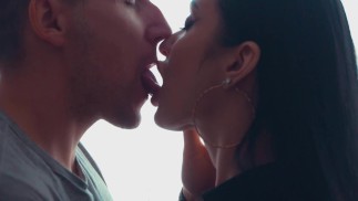 Sehr sinnliche Küsse mit einem verführerischen Schulmädchen NAHAUFNAHME