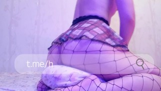 穿孔的学生骑在枕头上呻吟