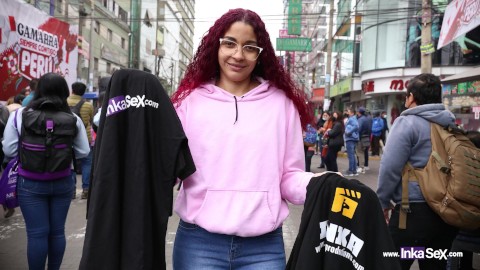 Rothaarige Polohemd-Verkäuferin wird auf den Straßen von Gamarra-Lima erwischt und von einem alten F