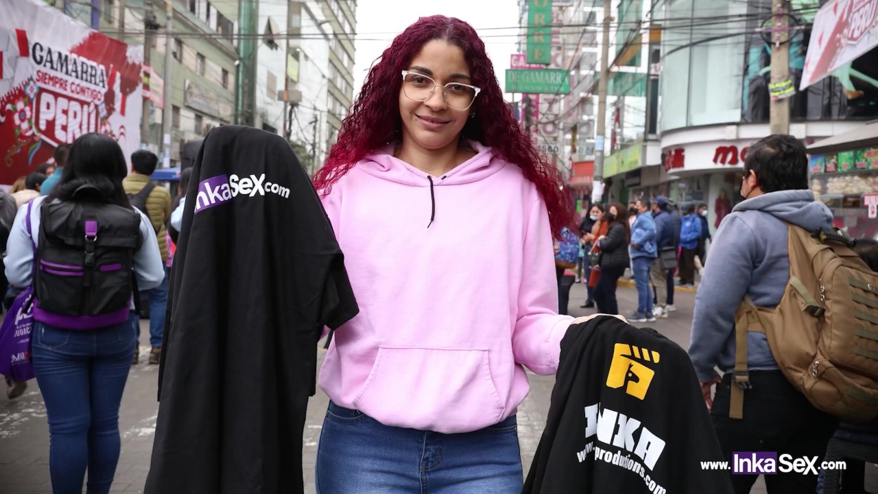 Redheaded polo shirt saleswoman caught on the streets of Gamarra-Lima, ends  up being impregnated by