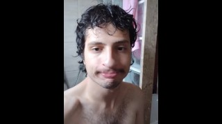 Cara de bigode todo molhado, no banheiro, mostrando a bunda da barba e cuspindo para fazer uma cena