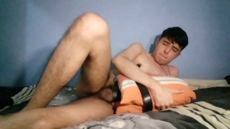 Возбужденный трахает его fleshlight