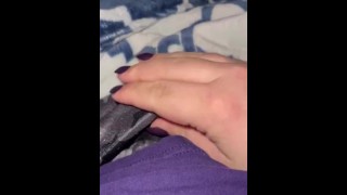 Femboy jovem e gordinho excitado sacode seu pau por prazer 