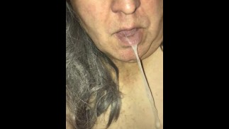 Зрелый Tradhy Transny выдувает пузырь спермы после получения порции спермы