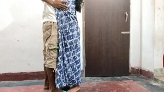 ハードコアホームは床で地元のDesi Bhabiセックスを作りました(公式ビデオBy villagesex91)