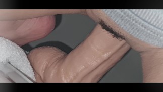 Скачет на огромном фаллоимитаторе до оргазма, выдувая облака на свой член