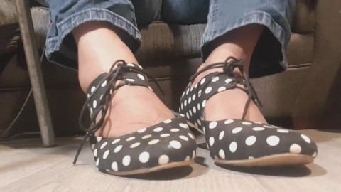 polka dot schoenen en vuile voeten