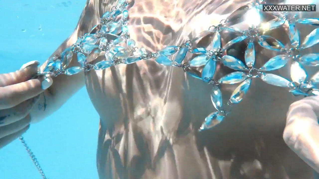 裸で泳ぐユーロブロンド小さなおっぱいポルノスター Zazie - Pornhub.com