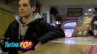 Twink Pop - Tanning Place是他们俩忙碌和拥有隐私的最近的地方