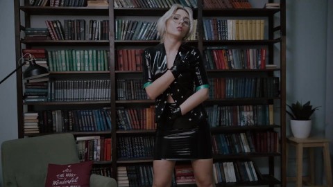 bibliotecaria sexy seduce a un visitante con una mirada de látex