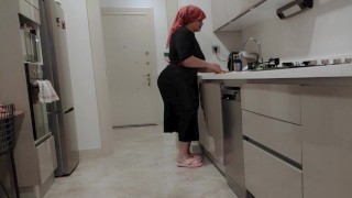 내 큰 엉덩이 계모 가브리엘라가 나에게 그녀의 엉덩이를 보여줌으로써 요리