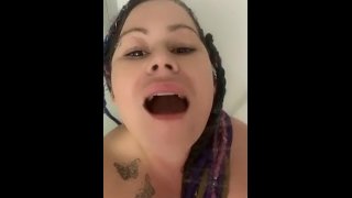 Korte pawg met dreads en tatoeages stomende hete solo in de douche