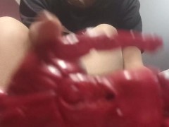 ГОСПОЖА ДАВИТ СВОЕГО МАЛЕНЬКОГО РАБА ГИГАНТ ФЕТИШ ВИД СНИЗУ POV ENG