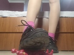 ГИГАНТСКИЕ НОЖКИ КРАШ ФЕТИШ УНИЖЕНИЕ МАЛЕНЬКОГО РАБА ENG - Screenshot 8 of 16 - Femdom Mistress